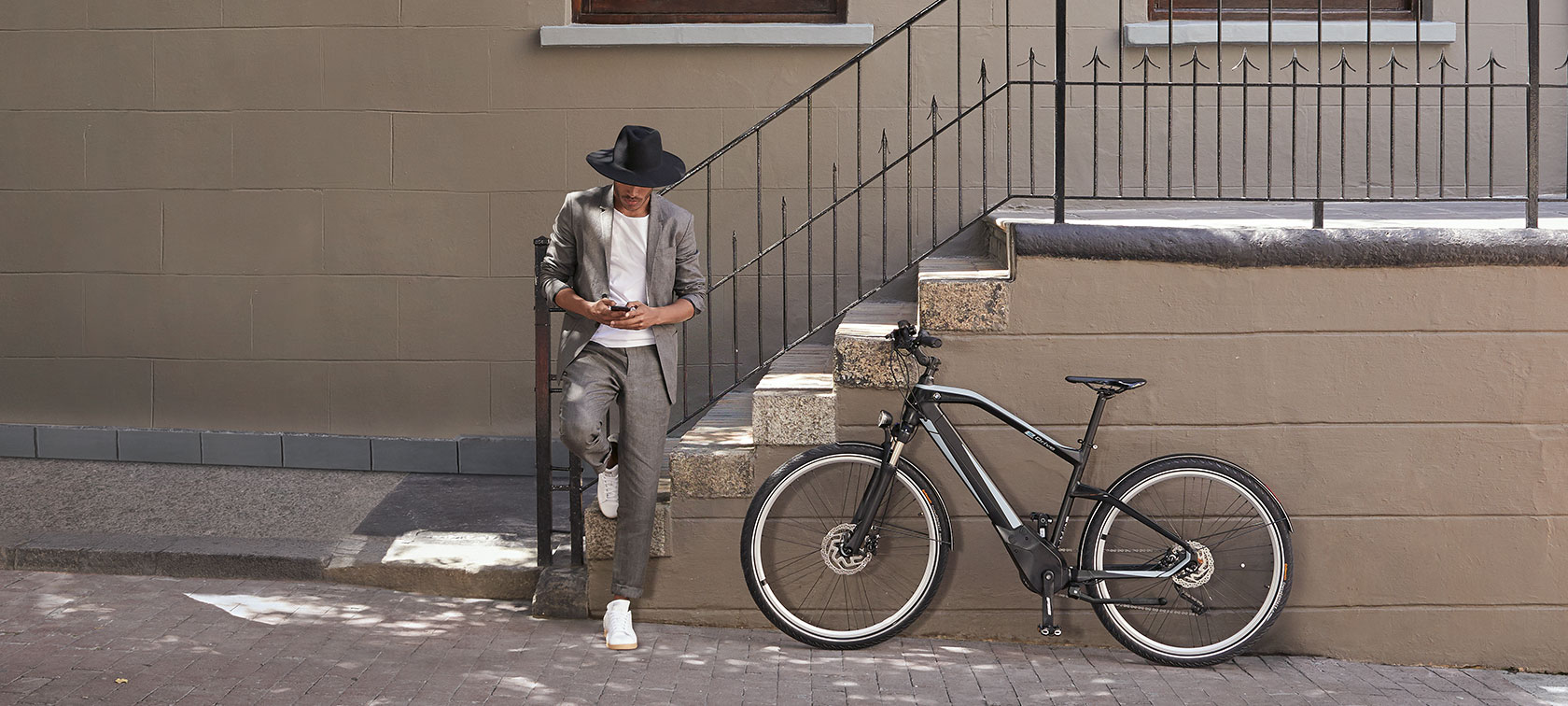 Man met BMW Active Hybrid E-Bike. Man met BMW Active Hybrid E-Bike.
